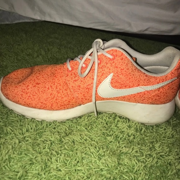 Nike Roshe Run in bright orange - Picture 2 of 3